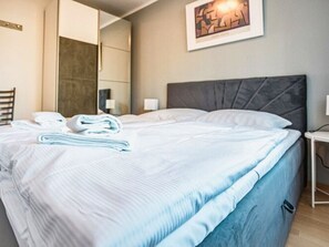 Tabla de planchar con plancha, wifi y ropa de cama 