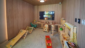 Une salle de jeux avec des murs en bois, une télévision et divers équipements de jeu.