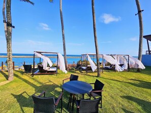 Outdoor dining - Beachfront resort | 2 bedrooms | Facing natural pool | Pet friendly (Ipojuca)