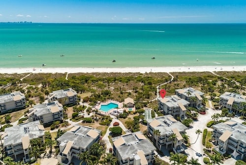 Beachfront Condo + Heated Pool, Hot Tub, Tennis + Walk to Dining