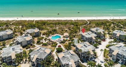 Beachfront Condo + Heated Pool, Hot Tub, Tennis + Walk to Dining