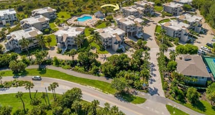 Beachfront Condo + Heated Pool, Hot Tub, Tennis + Walk to Dining