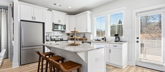 Lonestar on the Plains  Designer 3BR Cottage Pet Friendly Close to Campus