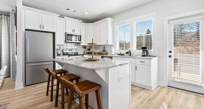 Lonestar on the Plains Designer 3BR Cottage Pet Friendly Close to Campus