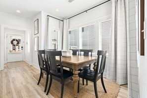 Dining - Lonestar on the Plains  Designer 3BR Cottage Pet Friendly Close to Campus (Auburn)