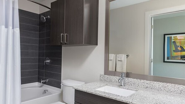 A modern bathroom with a bathtub, toilet, and sink. - Super convenient location in Austin (Austin)