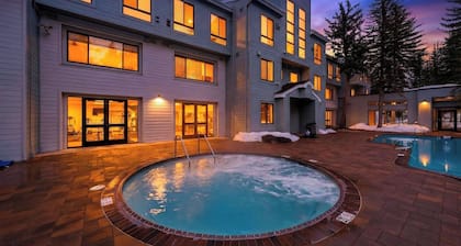 The Ridgeline by Avantstay Shared Pool + Hot Tub + Sauna Ski-in Access + Village Walk