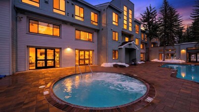 The Ridgeline by Avantstay Shared Pool + Hot Tub + Sauna Ski-in Access + Village Walk