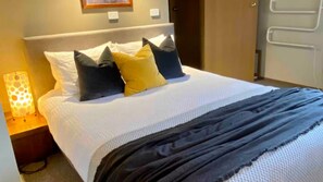 4 Schlafzimmer, Bügeleisen/Bügelbrett, kostenloses WLAN