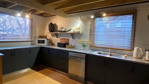 Microwave, oven, stovetop, dishwasher - Highlander - Dinner Plain (Dinner Plain)