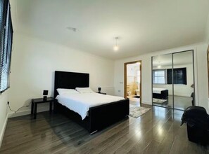 3 bedrooms, iron/ironing board, WiFi - 3 bedroom newly build apartment heart of Prestwick main st prestwick (Prestwick)