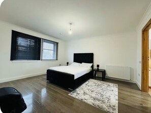 3 bedrooms, iron/ironing board, WiFi - 3 bedroom newly build apartment heart of Prestwick main st prestwick (Prestwick)