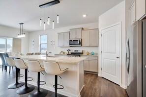 Fridge, microwave, oven, stovetop - 4 Mi to Beach • 3 Pools • Dog Friendly • Pond View •5 Bedrooms (Millville)