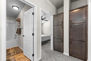 3 bedrooms, desk, iron/ironing board, WiFi - Peaceful Donnelly Retreat- Grill, Fire Pit & Lake Access Nearby (Donnelly)