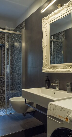 Doccia, asciugacapelli, bidet, asciugamani
