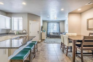 Interior - Mountain-View Townhome w/ Emeral Pools & Hot Tub (Washington)