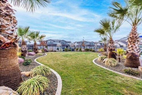 Mountain-View Townhome w/ Emeral Pools & Hot Tub