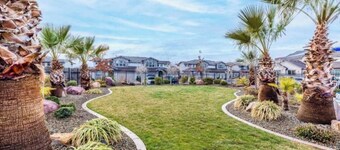 Mountain-View Townhome w/ Emeral Pools & Hot Tub