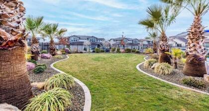 Mountain-View Townhome w/ Emeral Pools & Hot Tub