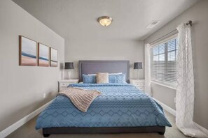 3 bedrooms, travel cot, WiFi, bed sheets - Mountain-View Townhome w/ Emeral Pools & Hot Tub (Washington)