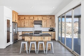Fridge, microwave, oven, coffee/tea maker - The Lazy Days Getaway at Bear Lake with Ideal Beach Access (Garden City)