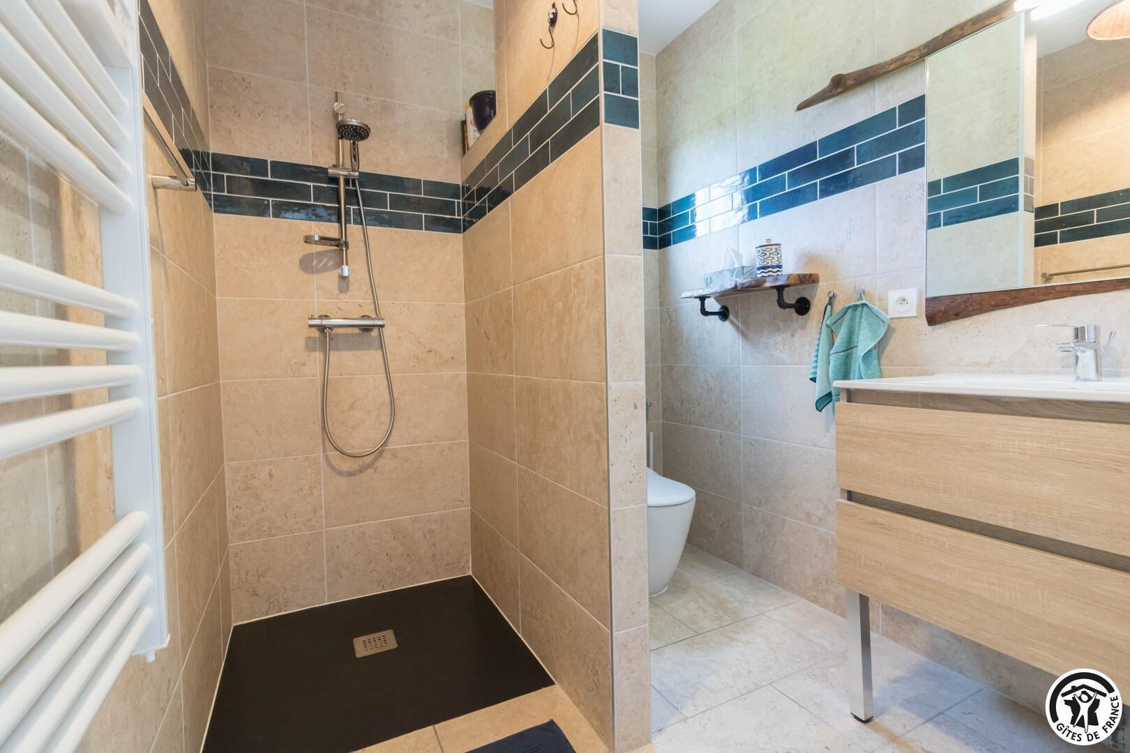 Ein Badezimmer mit Dusche, Toilette und Waschbecken.