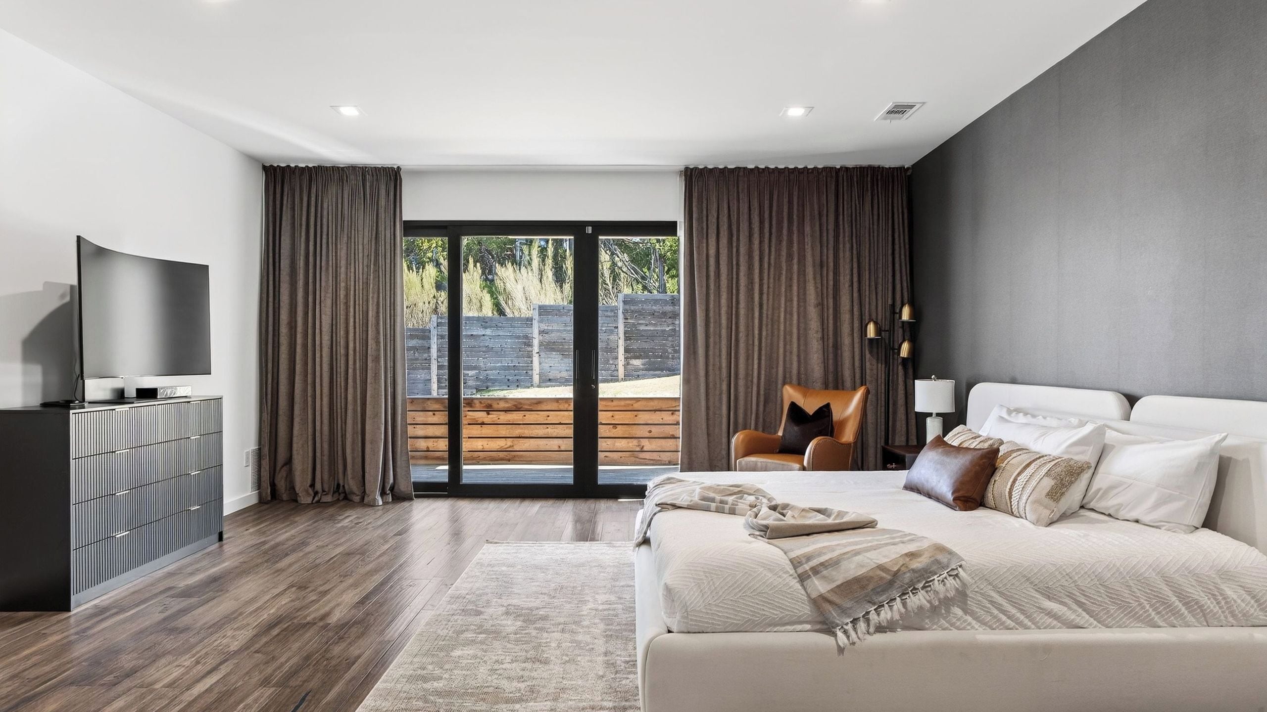 House (5 Bedrooms) | Interior