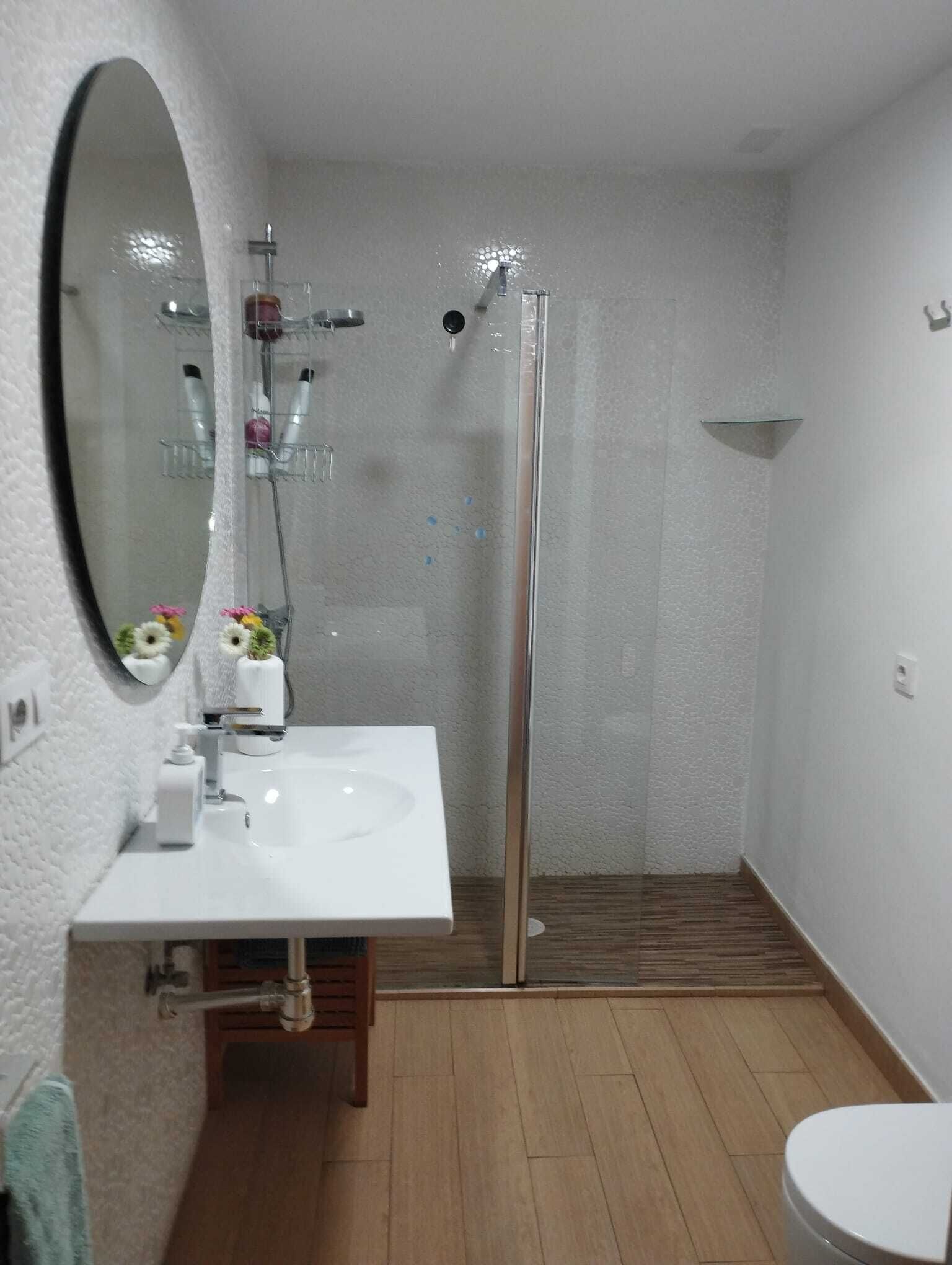 Een douche, een haardroger, handdoeken, zeep