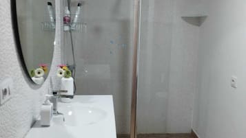 Een douche, een haardroger, handdoeken, zeep