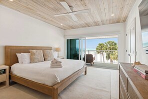 4 bedrooms, iron/ironing board, travel cot, WiFi - Beachfront Bliss - Outdoor Pool - Sleeps 6 (Belleair Beach)
