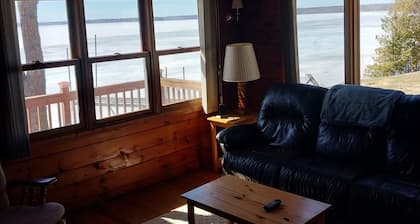 Vintage log cabin with fantastic views of Bowstring Lake