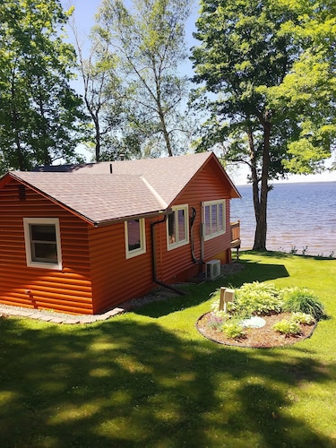 Vintage log cabin with fantastic views of Bowstring Lake