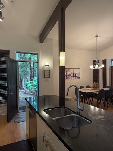 Beach Calm and Carry On-Beautiful 3bedroom luxury beachy townhome in Parksville.