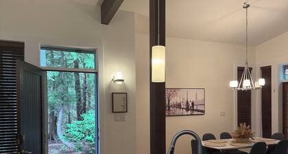 Beach Calm and Carry On-Beautiful 3bedroom luxury beachy townhome in Parksville.