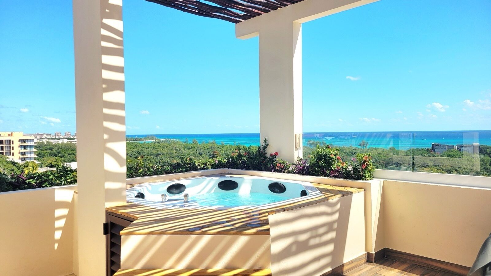 Tina de hidromasaje al aire libre