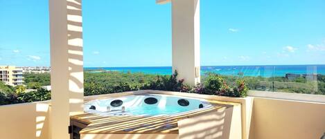 Tina de hidromasaje al aire libre