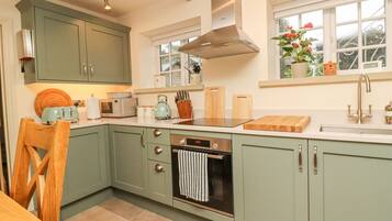 Een vaatwasser, kookgerei, borden en bestek