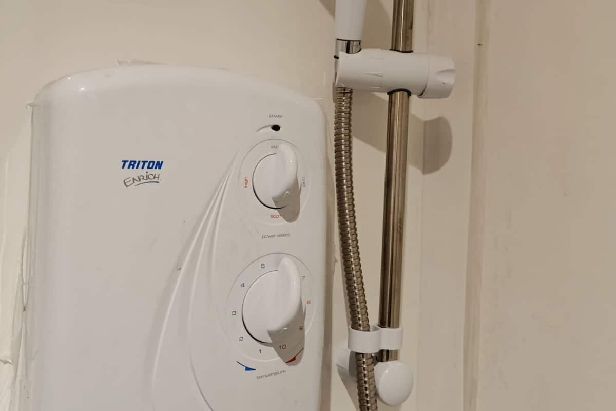 Single Room, Private Bathroom (clean and cosy room) | Bathroom | Shower, towels, soap, shampoo