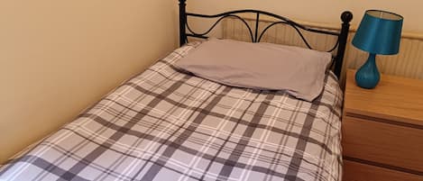 Chambre Simple, salle de bains privée (clean and cosy room)