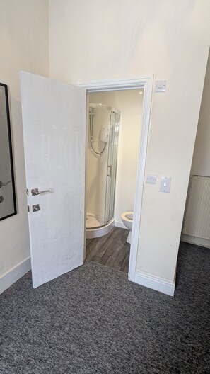 Eenpersoonskamer, privébadkamer, uitzicht op tuin (clean and cosy room) | Een strijkplank/strijkijzer, gratis wifi