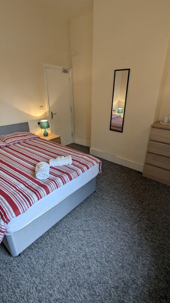 Double Room, Private Bathroom, Park View | Iron/ironing board, free WiFi - BRISTOL HOTEL (Bristol)