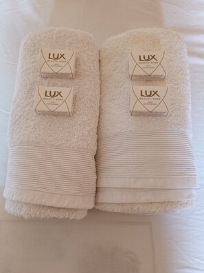 ห้องซิงเกิล, ห้องน้ำส่วนตัว, วิวสวน (clean and cosy room) | เตารีด/โต๊ะรีดผ้า, Wi-Fi ฟรี