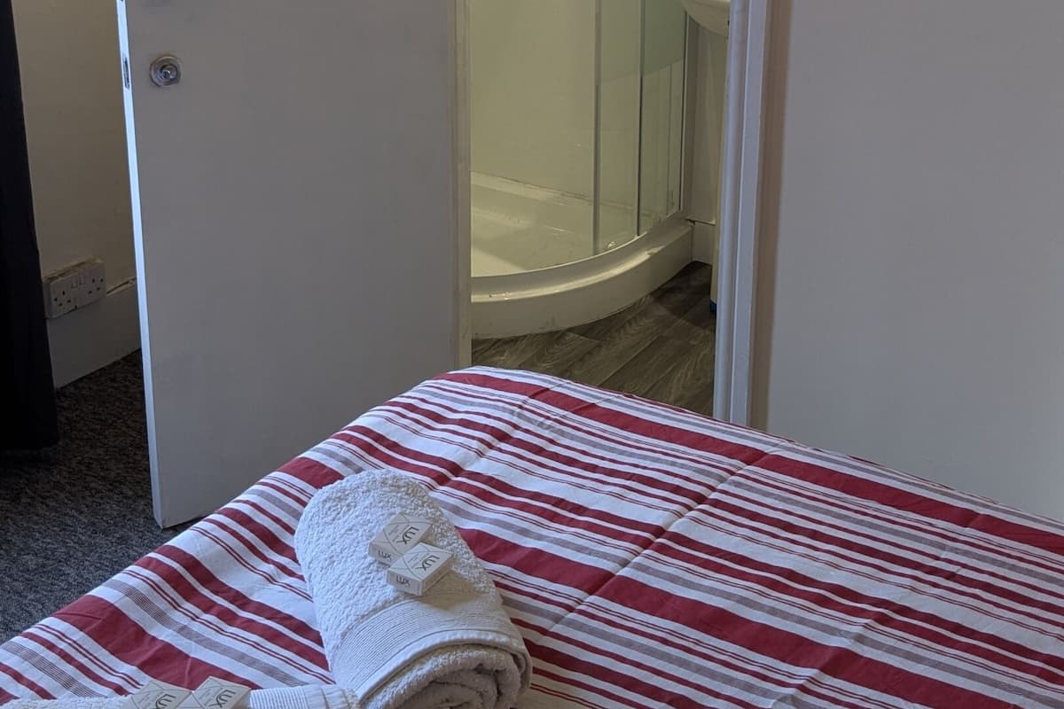 Double Room, Private Bathroom | Bathroom | Shower, towels, soap, shampoo