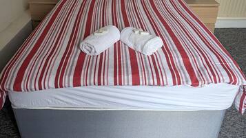 Doppelzimmer, eigenes Bad, Parkblick (clean and cosy room) | Bügeleisen/Bügelbrett, kostenloses WLAN