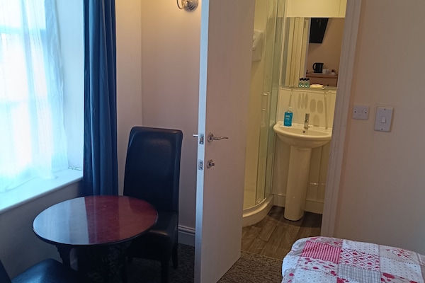 Doppelzimmer, eigenes Bad, Parkblick (clean and cosy room)