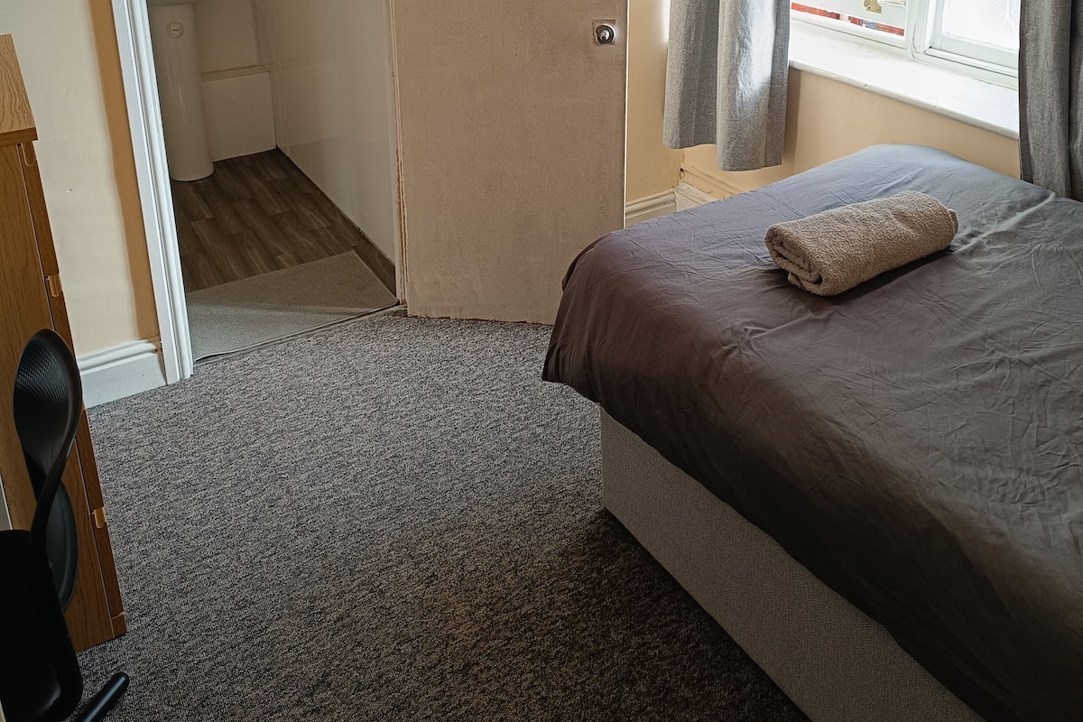Single Room, Private Bathroom (clean and cosy room) | Iron/ironing board (on request), WiFi (free)