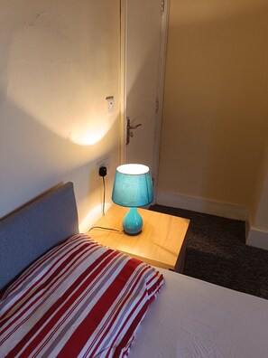 Egyágyas szoba, privát fürdőszoba, kilátással a kertre (clean and cosy room) | Vasaló/vasalódeszka és ingyenes wifi