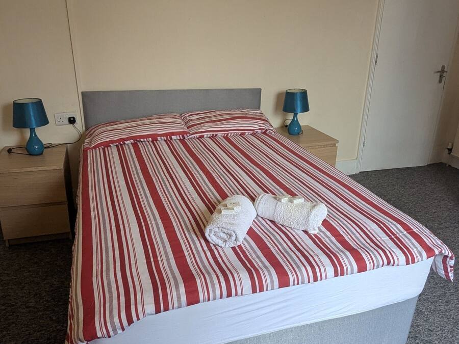 Doppelzimmer, eigenes Bad, Parkblick (clean and cosy room)