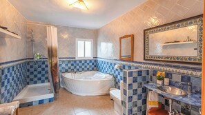 Shower, hair dryer, towels - Casa Luis Canillas de Aceituno by Ruralidays (Málaga)