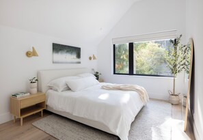 4 bedrooms, Internet, bed sheets - Scandi Modern Family Home (North Vancouver)